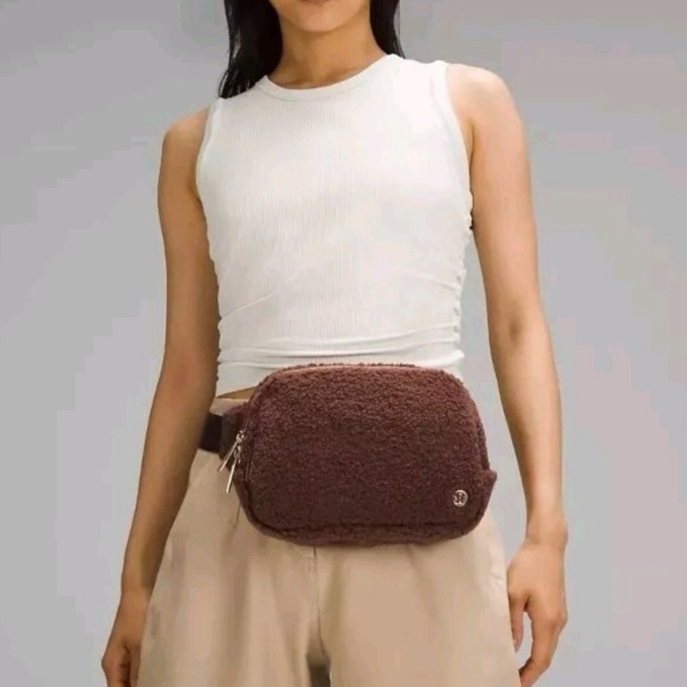 Lululemon Everywhere Belt Bag Large (Fleece, Brown) - Picture 6 of 6